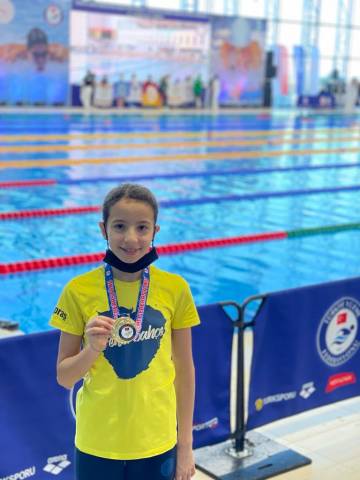 Öğrencimizin Ulusal Yüzme Yarışları Başarısı 