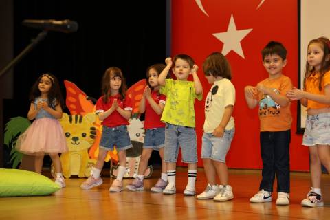 Anaokulu Öğrencilerimiz İlkokula Geçiş Törenimizde Yetenekleri ile Sahnedeydii